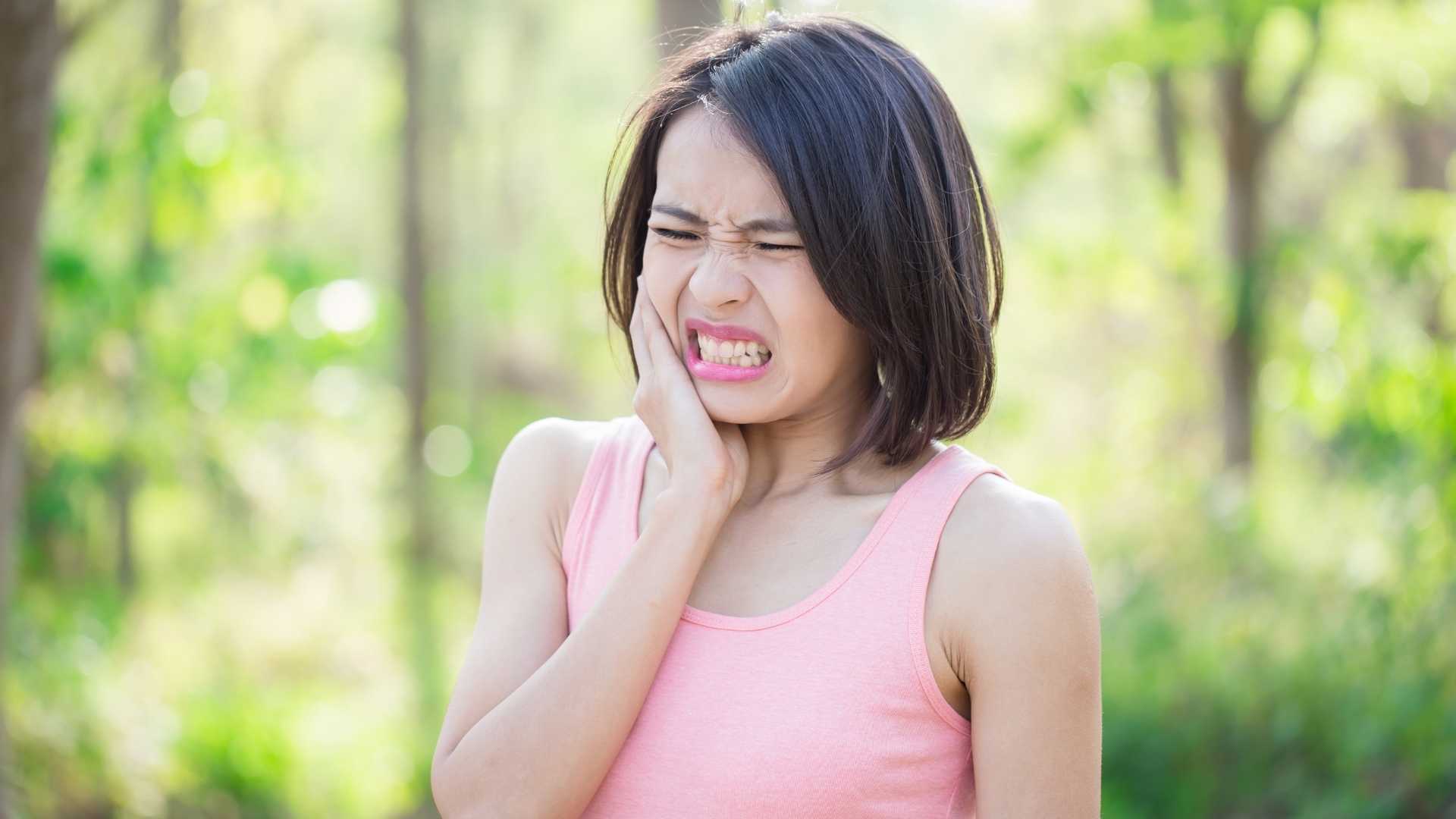 What are the common causes of dental emergencies?